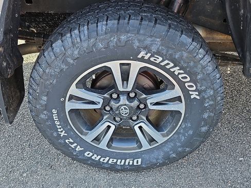 Used 2016 Toyota Tacoma TRD Sport w/ Towing Package image 11