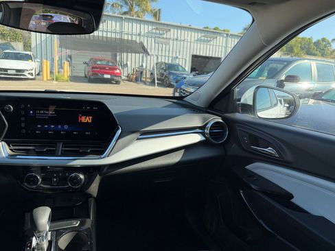 Used 2025 Chevrolet Trax LT image 33