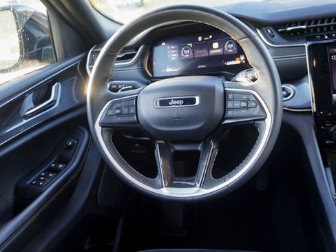 Used 2023 Jeep Grand Cherokee Altitude image 10