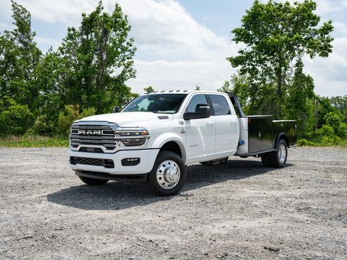 New 2026 RAM 4500 4x4 Crew Cab DRW w/ Laramie Trim Package image 4