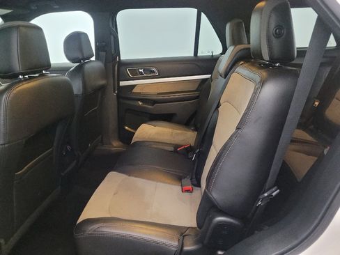 Used 2017 Ford Explorer XLT w/ Equipment Group 202A AWD/4WD image 18