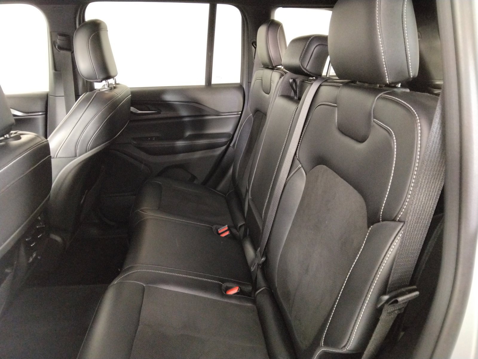 Used 2023 Jeep Grand Cherokee Altitude AWD/4WD image 24