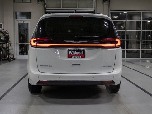 Used 2023 Chrysler Pacifica Limited image 8