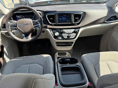Used 2020 Chrysler Pacifica Touring w/ Cold Weather Group FWD image 12