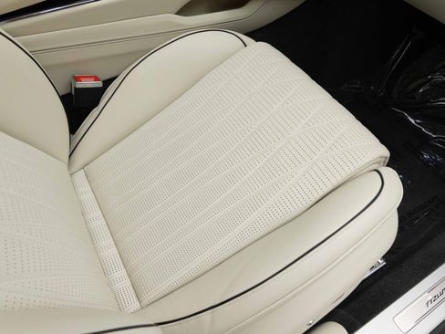Used 2024 Bentley Flying Spur Azure AWD/4WD image 40