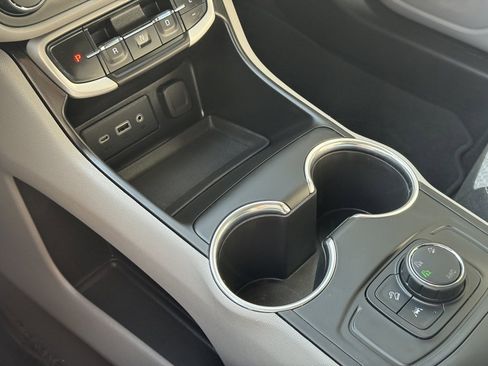 Used 2023 GMC Terrain SLE image 16