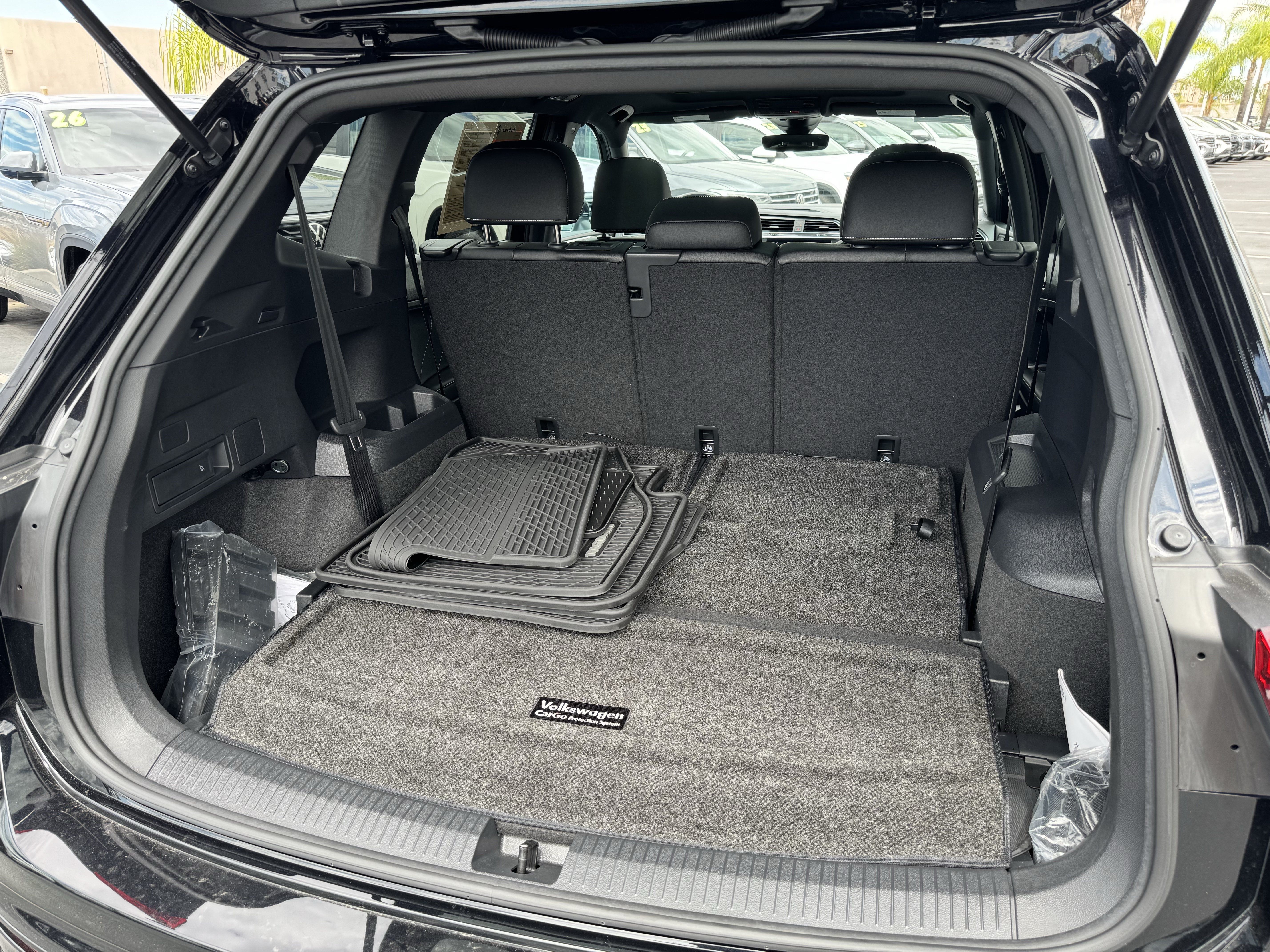 Certified 2023 Volkswagen Tiguan SE R-Line FWD image 36