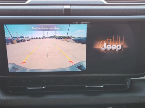 Used 2025 Jeep Gladiator Sport AWD/4WD image 18