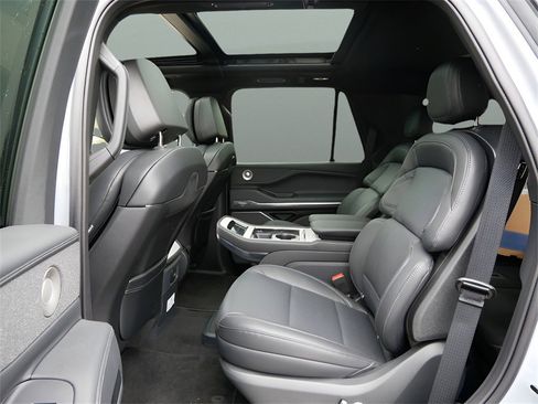 Used 2025 Lincoln Navigator Reserve w/ Jet Appearance Package image 11