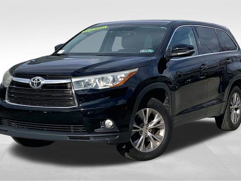 Used 2015 Toyota Highlander LE image 2