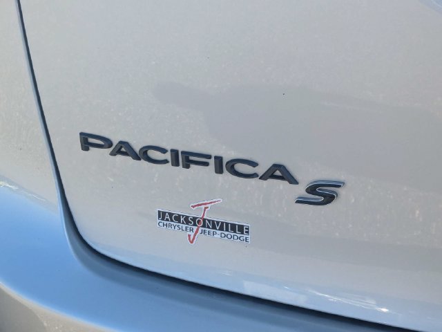 Used 2023 Chrysler Pacifica Touring-L w/ S Appearance Package FWD image 14