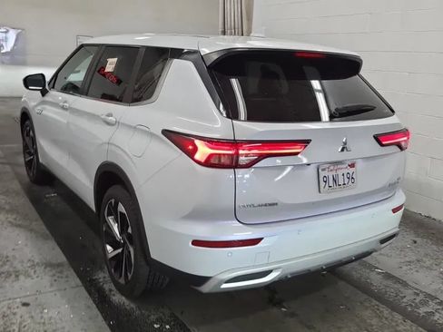 Used 2024 Mitsubishi Outlander 4WD Plug-In Hybrid image 2