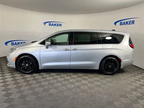 Used 2023 Chrysler Pacifica Touring-L FWD image 2