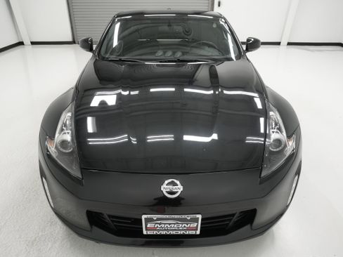 Used 2018 Nissan 370Z Coupe RWD image 2