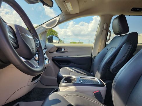Used 2024 Chrysler Pacifica Touring-L image 22