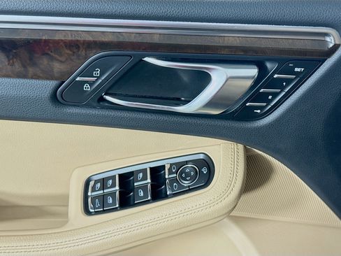 Certified 2022 Porsche Macan image 11