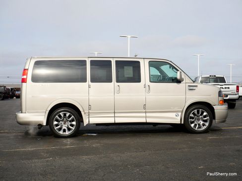 Used 2022 GMC Savana 2500 w/ Enhanced Convenience Package image 18