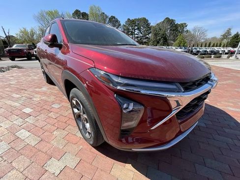 Used 2025 Chevrolet Trax LT w/ Driver Confidence Package image 3