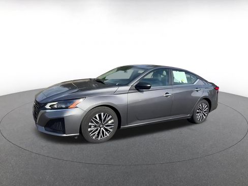 Used 2025 Nissan Altima 2.5 SV FWD image 7