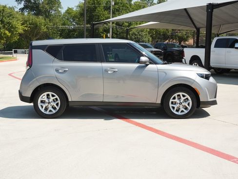Used 2023 Kia Soul LX w/ LX Technology Package FWD image 6
