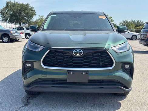 Used 2024 Toyota Highlander LE FWD image 2