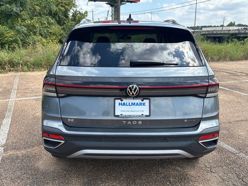 Used 2025 Volkswagen Taos SE AWD/4WD image 4