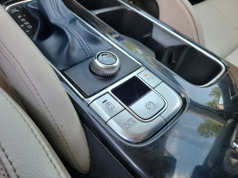 Used 2024 Kia Telluride EX w/ EX Captain's Chair Package FWD image 18