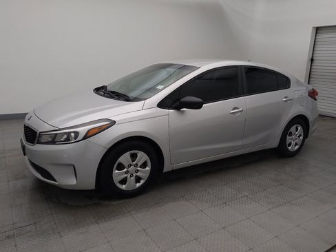 Used 2017 Kia Forte LX image 2