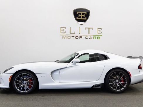 Used 2014 SRT Viper GTS w/ Exterior Carbon Fiber Package RWD image 2