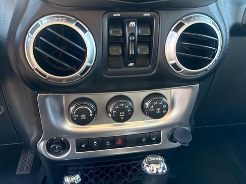 Used 2015 Jeep Wrangler Unlimited Rubicon image 15