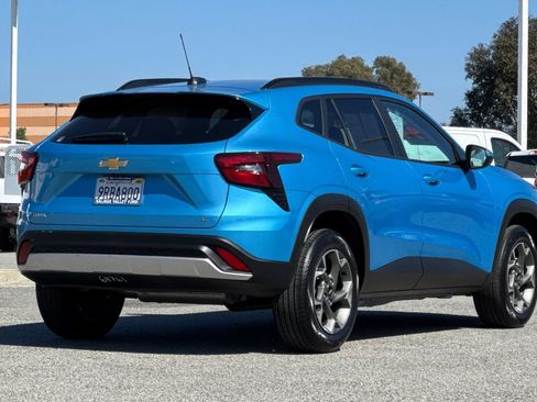 Used 2025 Chevrolet Trax LT FWD image 4