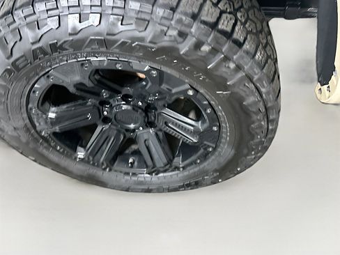 Used 2018 Toyota Tacoma TRD Sport w/ Technology Package image 11