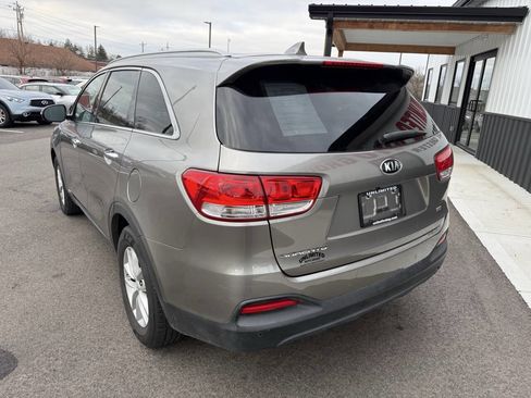 Used 2017 Kia Sorento LX w/ LX Convenience Package image 10
