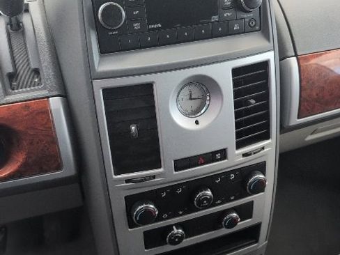 Used 2009 Chrysler Town & Country Touring image 37