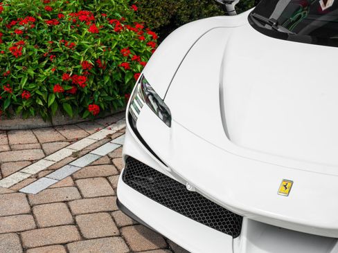 Used 2022 Ferrari SF90 Spider image 15