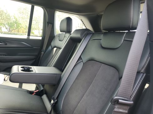 Used 2024 Jeep Grand Cherokee Altitude RWD image 12