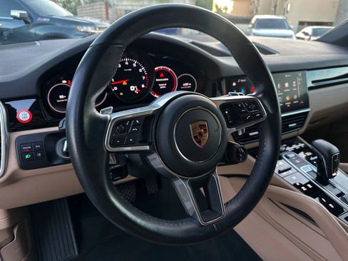 Used 2022 Porsche Cayenne Coupe image 12