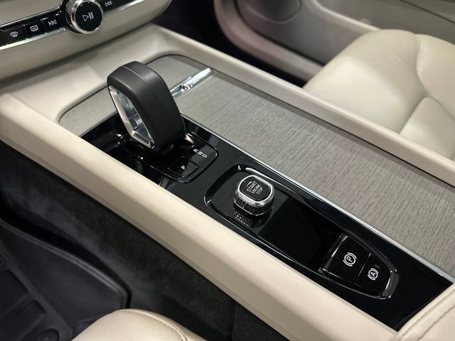 Used 2023 Volvo XC60 B5 Plus AWD/4WD image 27