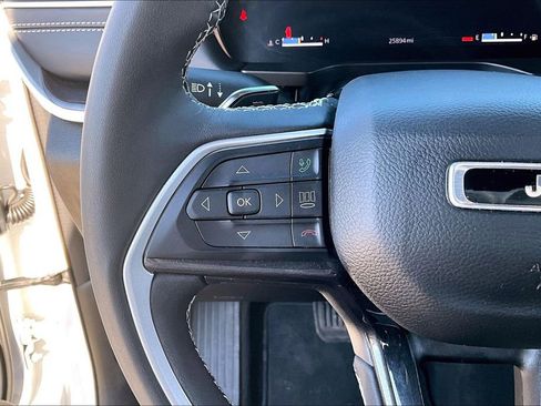 Used 2023 Jeep Grand Cherokee Altitude image 11