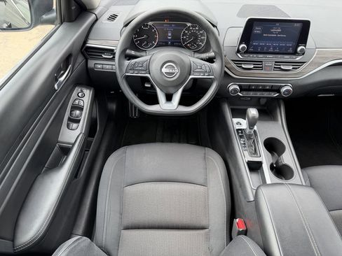 Used 2025 Nissan Altima 2.5 SV FWD image 13