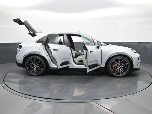 New 2025 Porsche Macan Turbo Electric AWD/4WD image 35