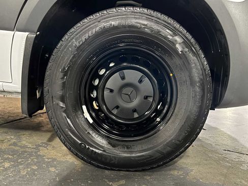 Used 2025 Mercedes-Benz Sprinter 2500 image 9