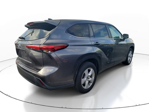 Used 2023 Toyota Highlander L FWD image 7