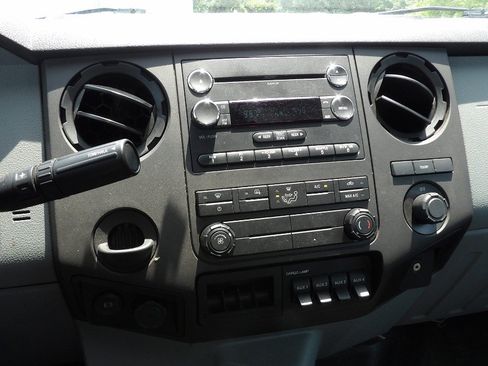 Used 2016 Ford F750 2WD Regular Cab Super Duty image 13