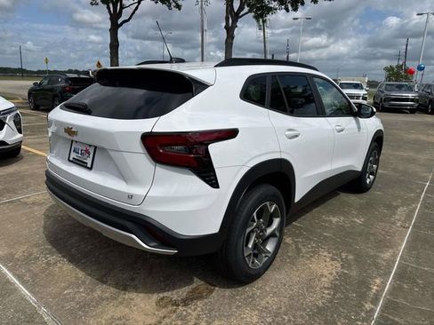 New 2026 Chevrolet Trax LT w/ LT Convenience Package FWD image 8