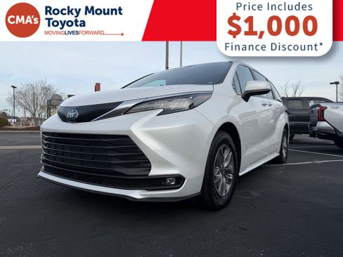 Used 2025 Toyota Sienna XLE image 3