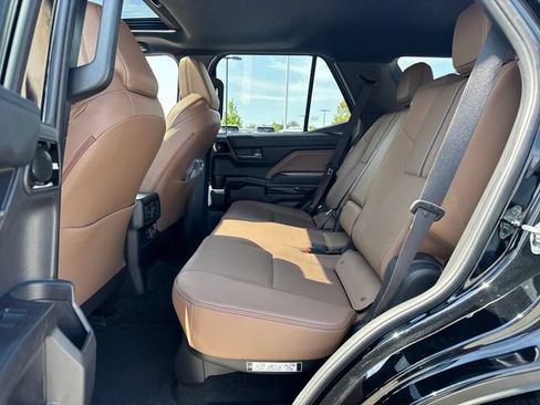 Used 2025 Toyota 4Runner Limited w/ Tow Technology Package AWD/4WD image 15