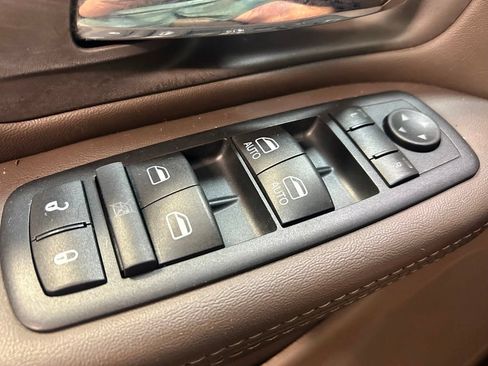 Used 2016 Chrysler Town & Country Touring FWD image 6