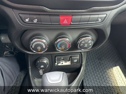 Used 2016 Jeep Renegade Latitude w/ Safety & Security Group AWD/4WD image 8