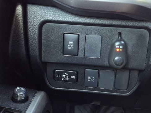 Used 2020 Toyota Tacoma SR5 AWD/4WD image 10